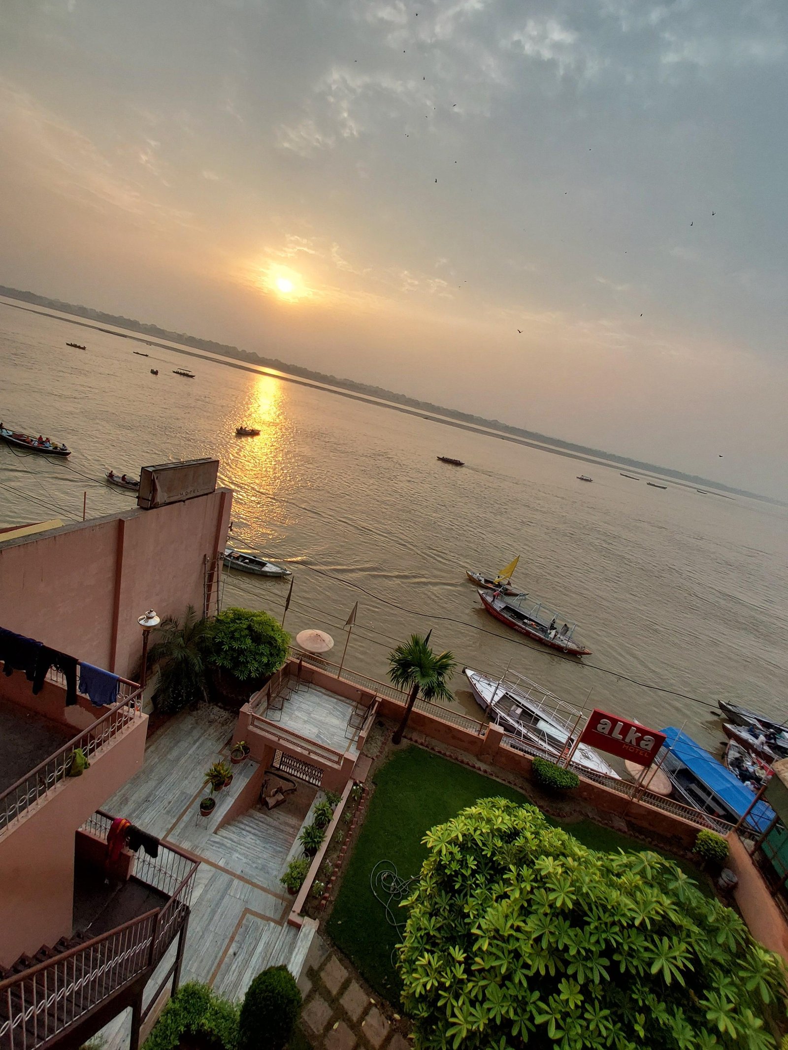 Alka Hotel (Ghatside)